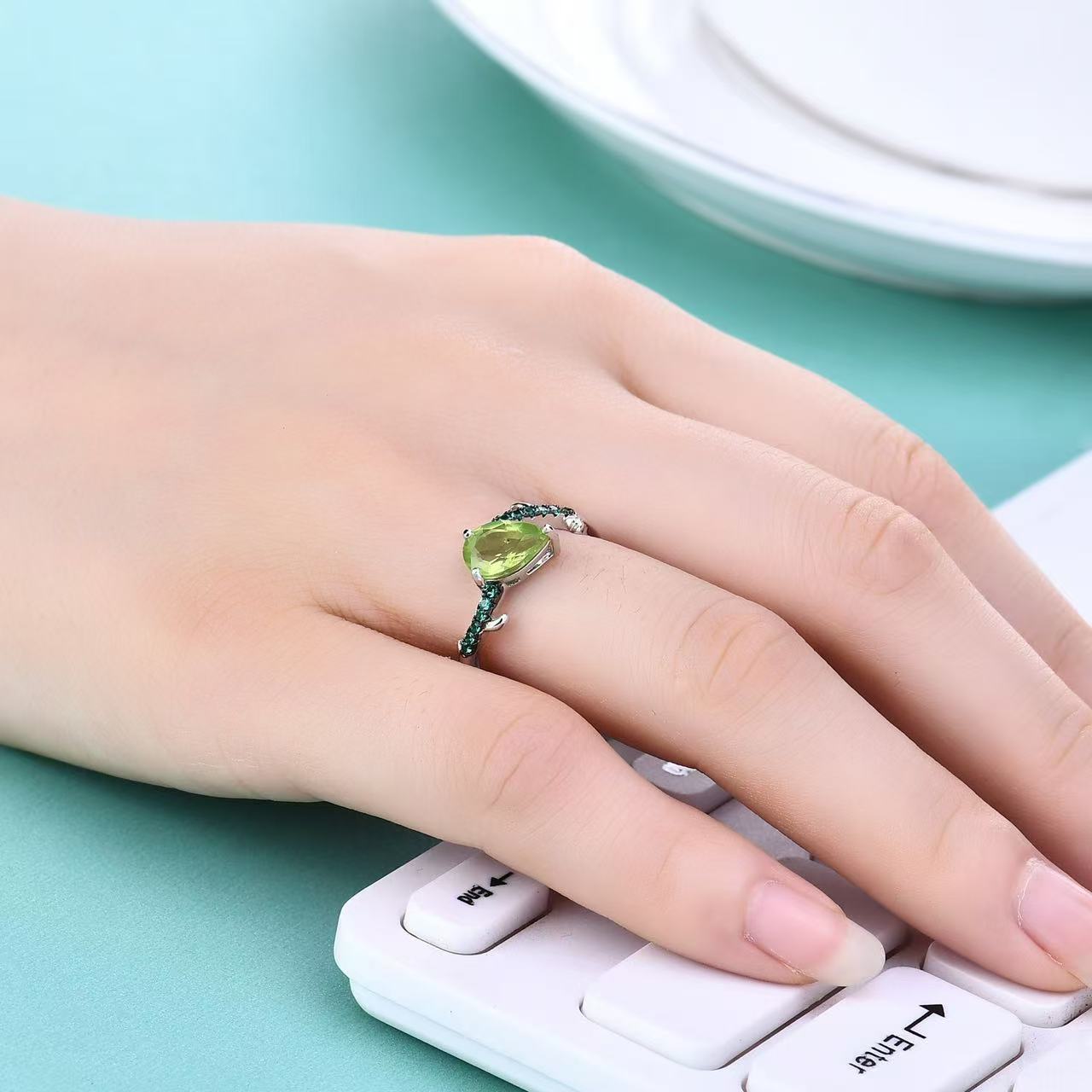 Thorn bud design adjustable s925 sterling silver inlaid natural peridot ring