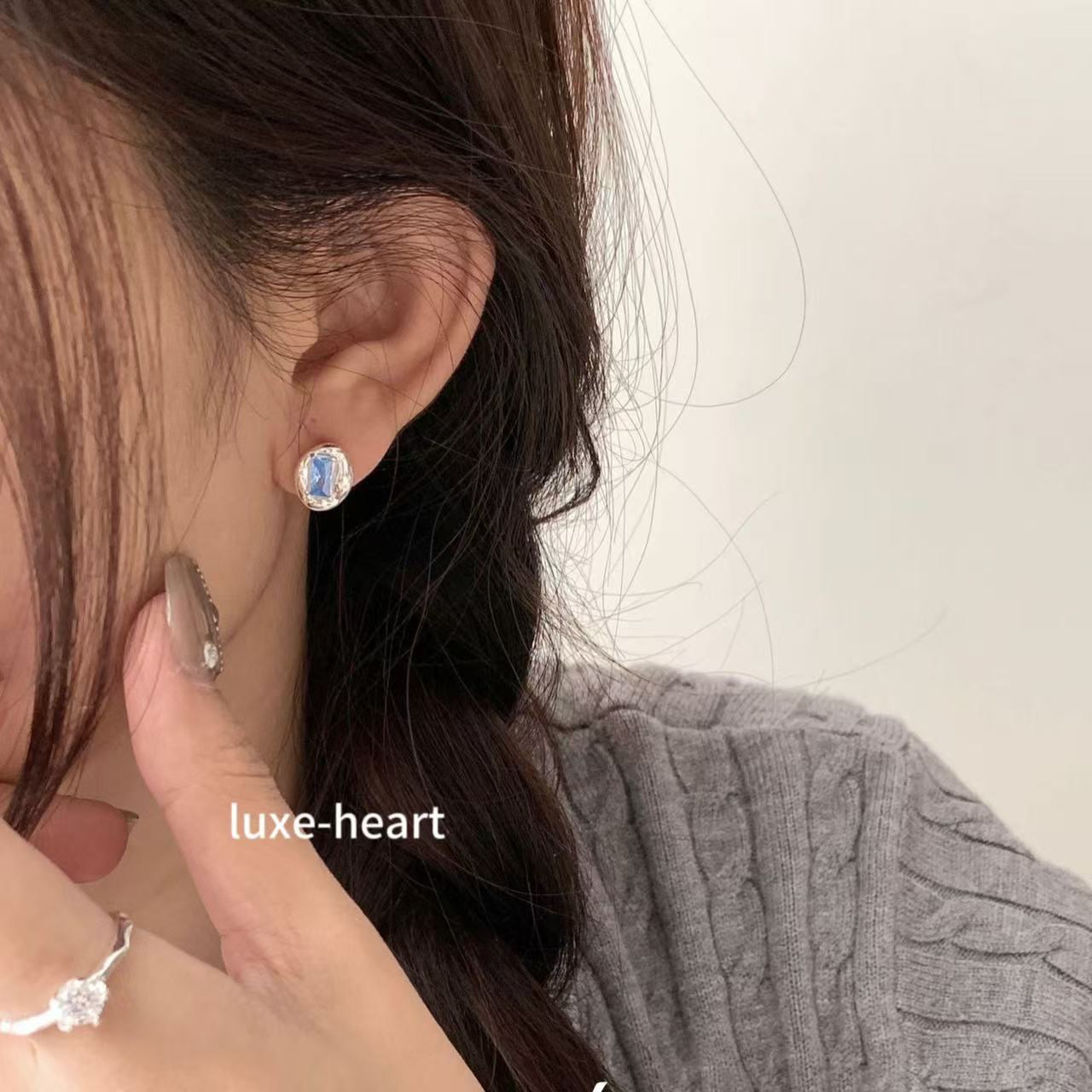 Korean ins blogger same style S925 silver oval blue diamond heart-wrapped niche design high-end earrings