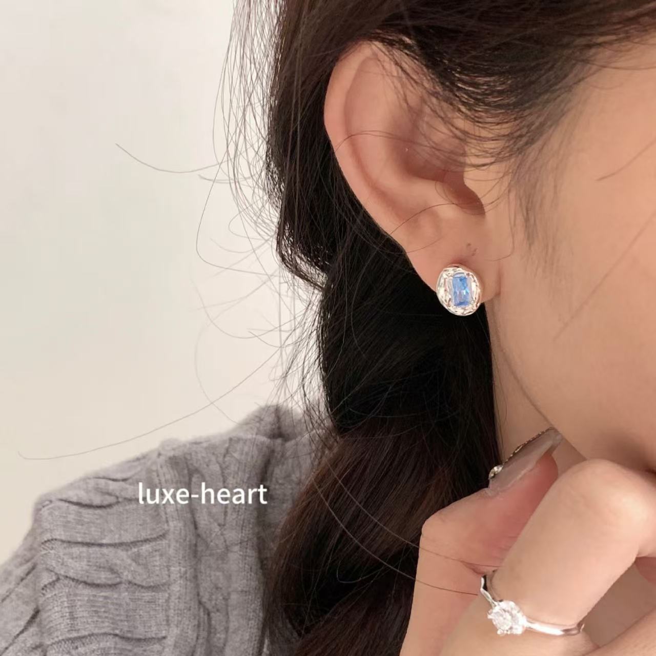 Korean ins blogger same style S925 silver oval blue diamond heart-wrapped niche design high-end earrings