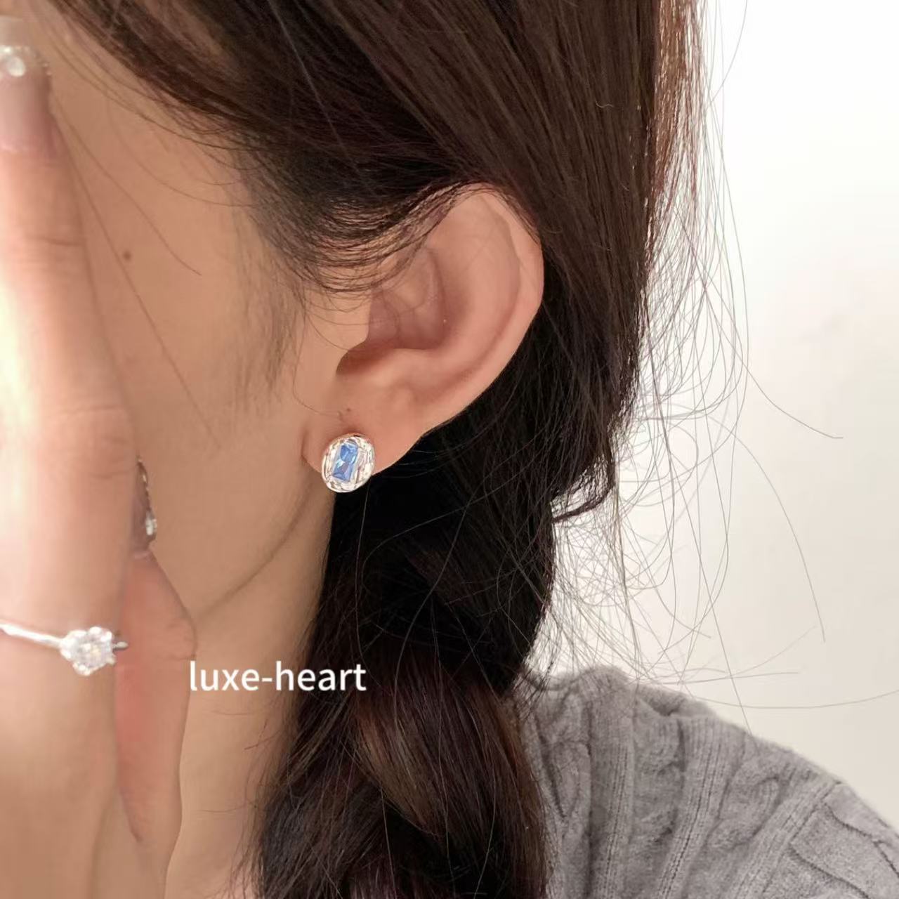 Korean ins blogger same style S925 silver oval blue diamond heart-wrapped niche design high-end earrings