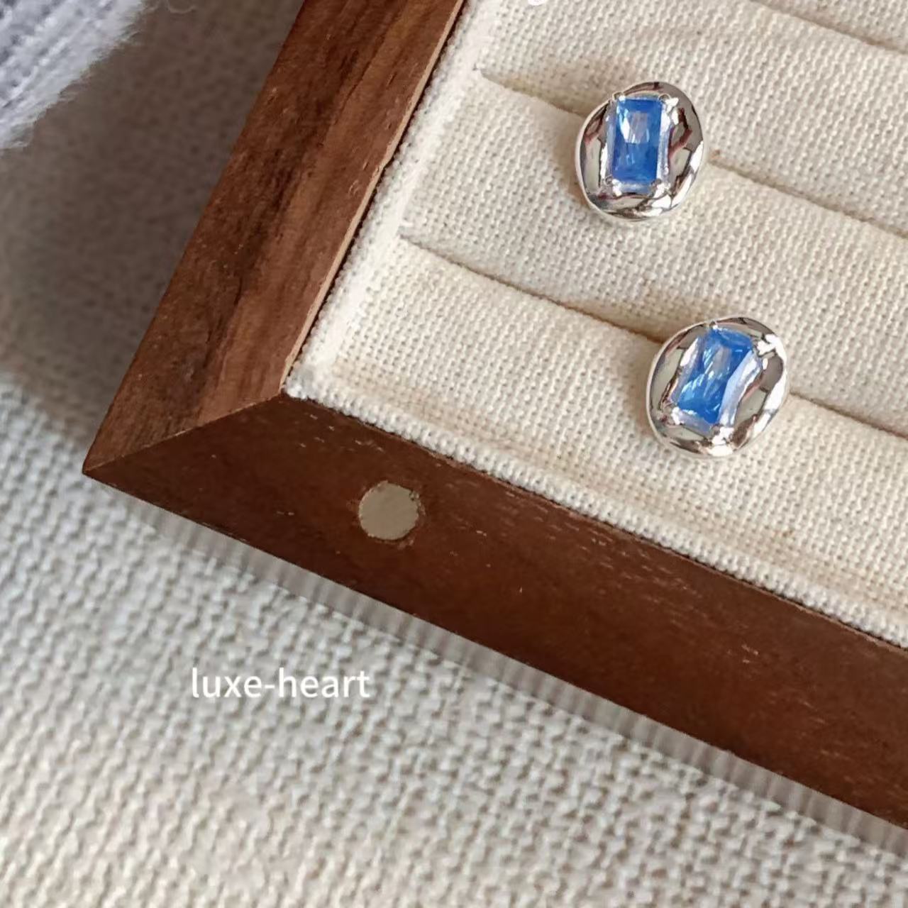 Korean ins blogger same style S925 silver oval blue diamond heart-wrapped niche design high-end earrings